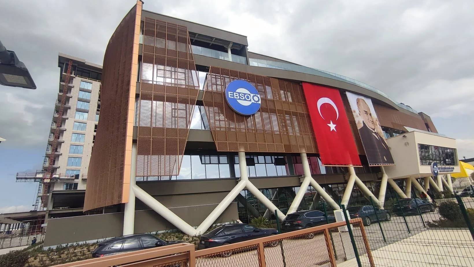 Salih Esen, 1995'de Atıl Akkan'ın başkanlığı dönemindeki EBSO Hizmet Binası hayalinin nihayet gerçekleştiğini belirtiyor