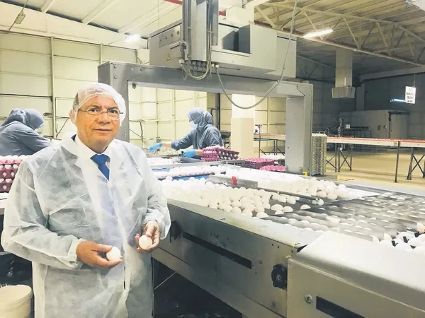 Ünlü iş insanı Özer Matlı, Keskinoğlu'nun üçüncü ihalede kendilerine nasip olduğunu söyledi ve Manisa'da çalışan sayılarının şu an 2 bin 800'den 4 bine çıktığını söyledi.