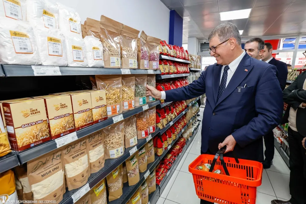 İzmir Büyükşehir Belediye Başkanı Cemil Tugay, neredeyse her marketin açılışına katılarak alışveriş yapıyor