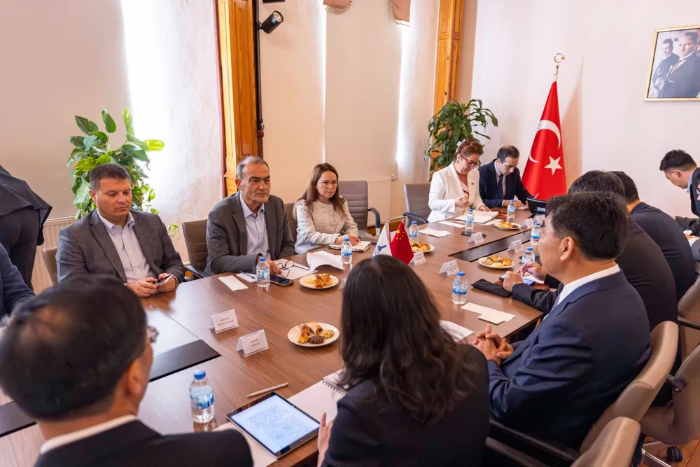 Büyükşehir Başkan Vekili Zafer Levent Yıldır'ın ev sahipliğindeki toplantıda liman ve deniz yolu iş birliğinin yanı sıra katı ve su temini problemleri de ele alındı