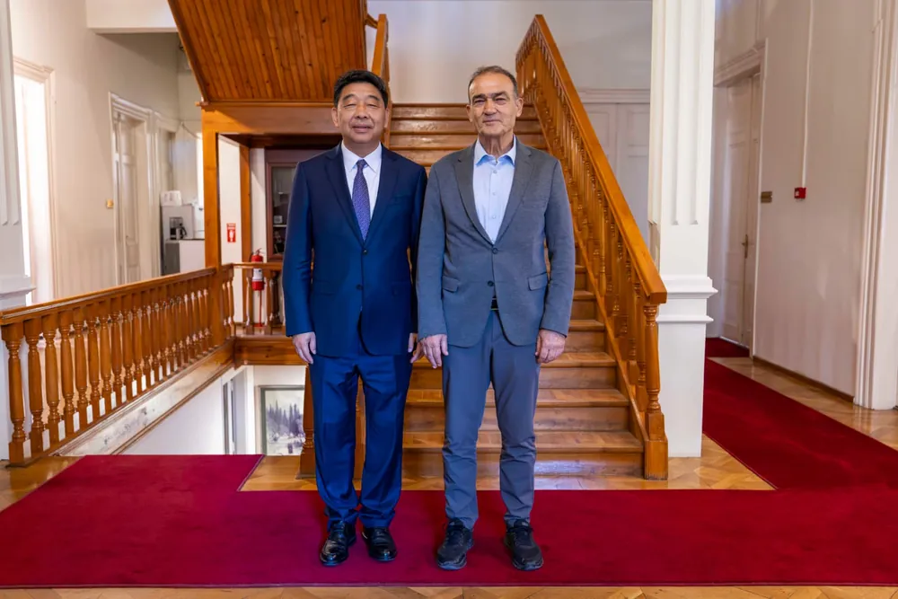 Çinli heyetin temsilcisi Ke Jixin ve Büyükşehir Belediye Başkan Vekili Zafer Levent Yıldır