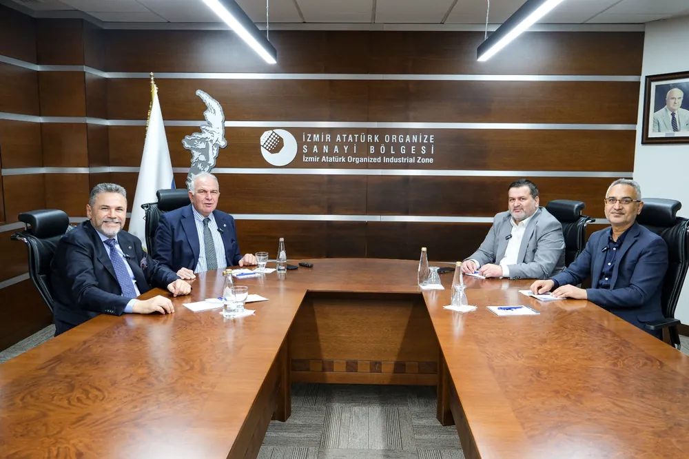 İAOSB Yönetim Kurulu Başkanı Cenk Karace ve YİK Başkanı Mustafa Karabağlı, Tekreferans.com İmtiyaz Sahibi Erhan Gülenç ve Genel Yayın Yönetmeni Sinan Doğan'a projeleri anlattı