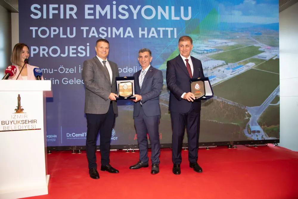 ALOSBİ Başkanı Haluk Tezcan, İBB Başkanı Cemil Tugay ile ESHOT Genel Müdürü Övünç Özgen'e teşekkür plaketi verdi