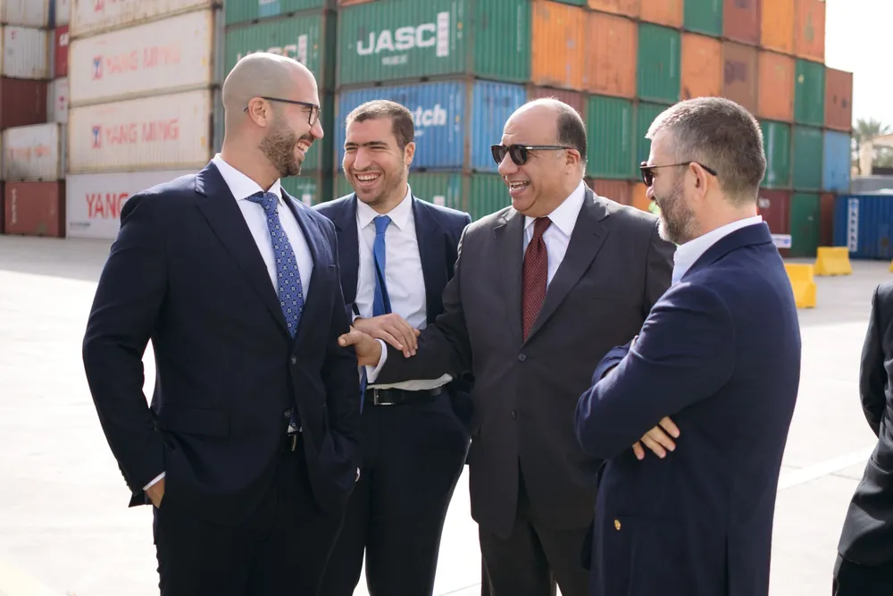 Arkas Mısır CEO'su Mohamed Mouselhy (güneş gözlüklü) ve Arkas Lojistik Grup Başkanı Onur Göçmez (en sağda)