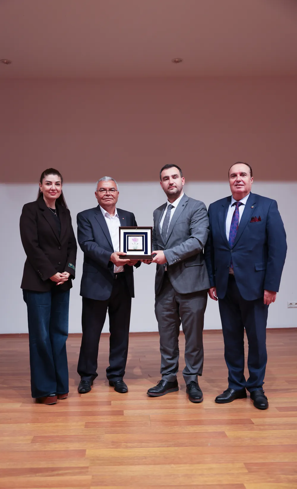 TOSBİ Müteşebbis Heyet Başkanı ve EBSO Başkan Yardımcısı Metin Akdaş, TOSBİ Yönetim Kurulu Üyesi Gülçin Güloğlu Uğuz ve Tire Ticaret Odası Yönetim Kurulu Başkanı Mehmet Delikanlı, KOSGEB Uzmanı Dr. Enver Çakın’a katkıları nedeniyle plaketle teşekkür etti