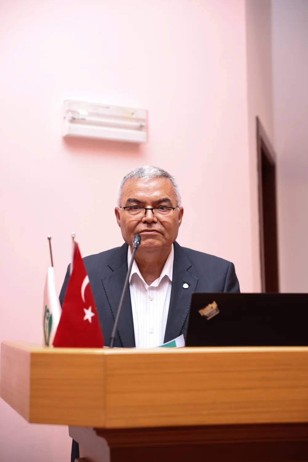 TOSBİ Müteşebbis Heyet Başkanı ve Ege Bölgesi Sanayi Odası Yönetim Kurulu Başkan Yardımcısı Metin Akdaş, destek mekanizmalarının hızının belirleyici olduğunu belirterek “Sanayici beklerse üretim durur” dedi