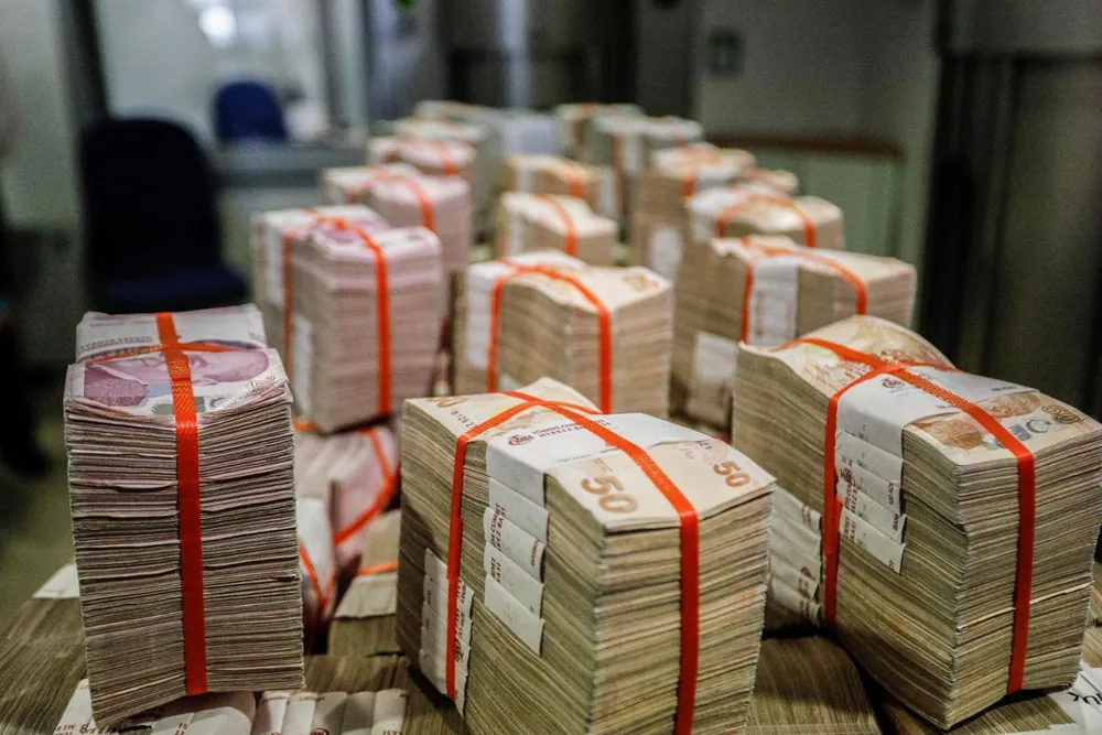 Tire'de tütün ticaretiyle uğraşan yabancı vergi mükellefi, sadece bir yıllık vergi döneminden devlete 900 milyon TL borç taktı