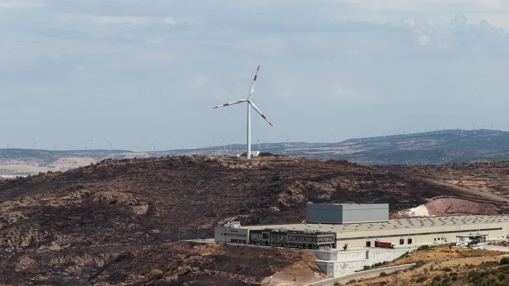 Bölgede bir adet rüzgar türbinine beş adet daha türbin eklenerek, sanayicinin ihtiyaç duyduğu enerjinin tamamı rüzgardan karşılanacak