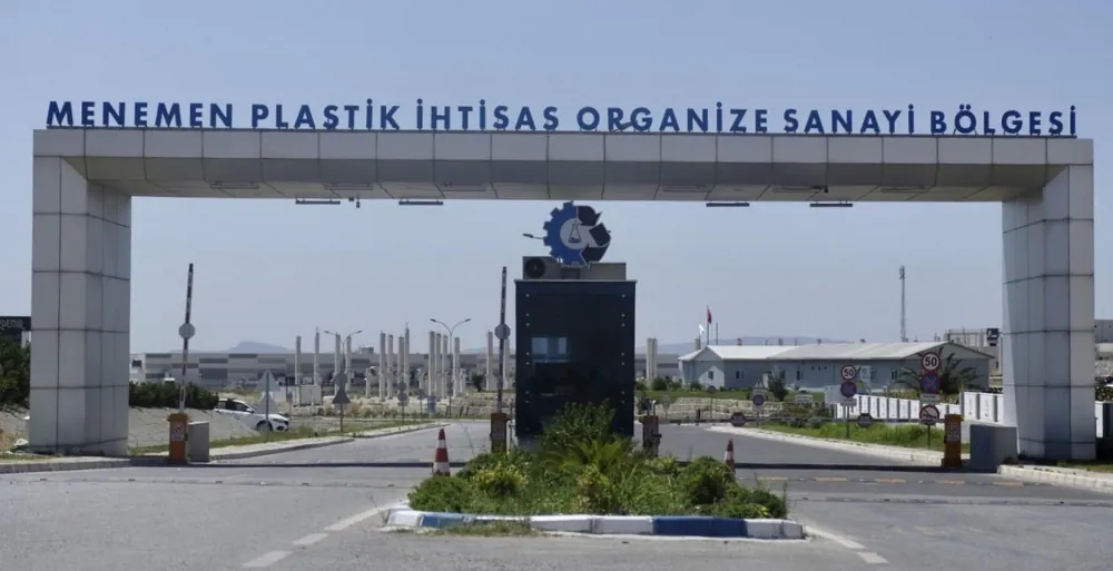 İzmir sanayisinin önemli üslerinden biri olan Menemen Plastik İhtisas OSB'de halen çok sayıda fabrika üretim yapıyor.