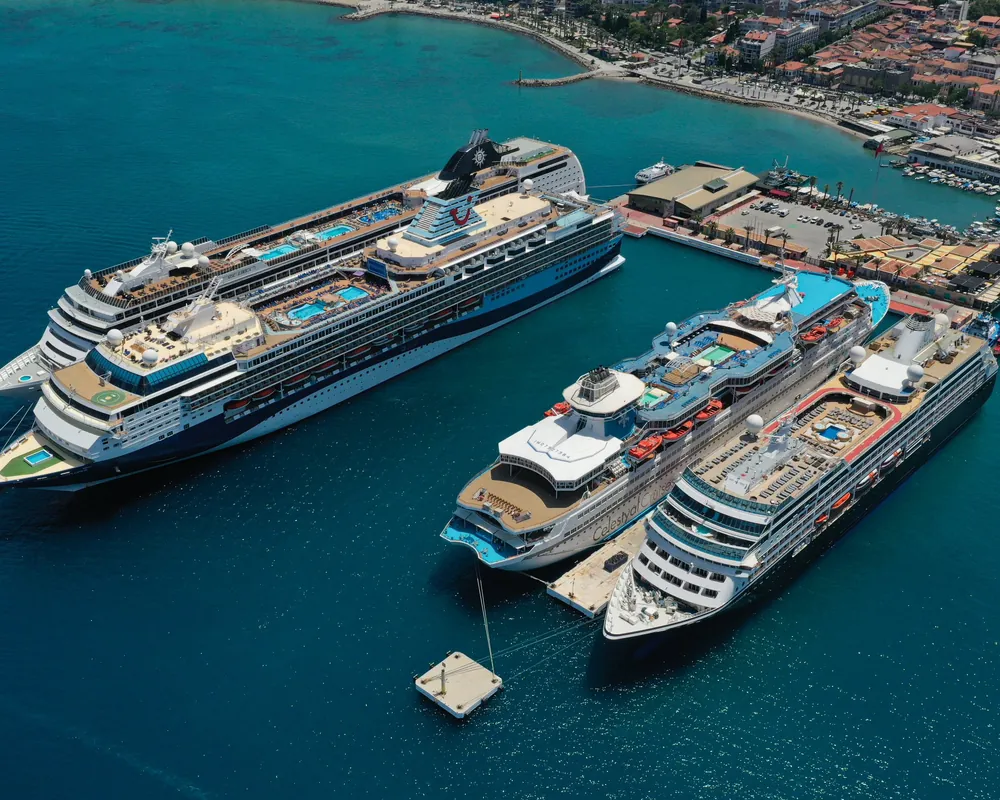 Egeport Kuşadası Limanı'na bu sezon kimi günler beş gemi birden yanaştı