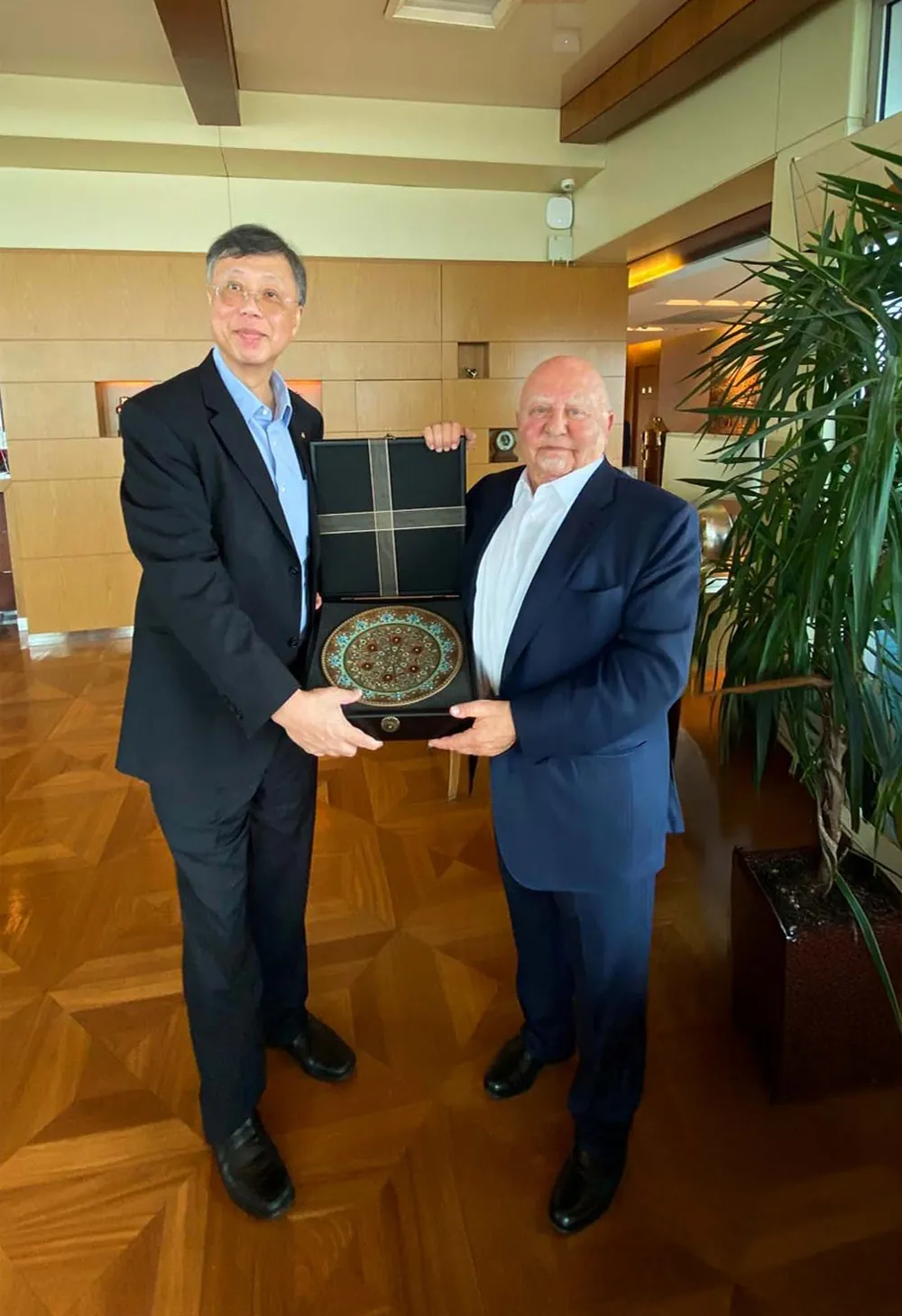 Arkas Holding Yönetim Kurulu Başkanı Lucien Arkas ve Evergreen Dünya Başkanı K. H. Wu, iş birliği fırsatlarını ele aldı