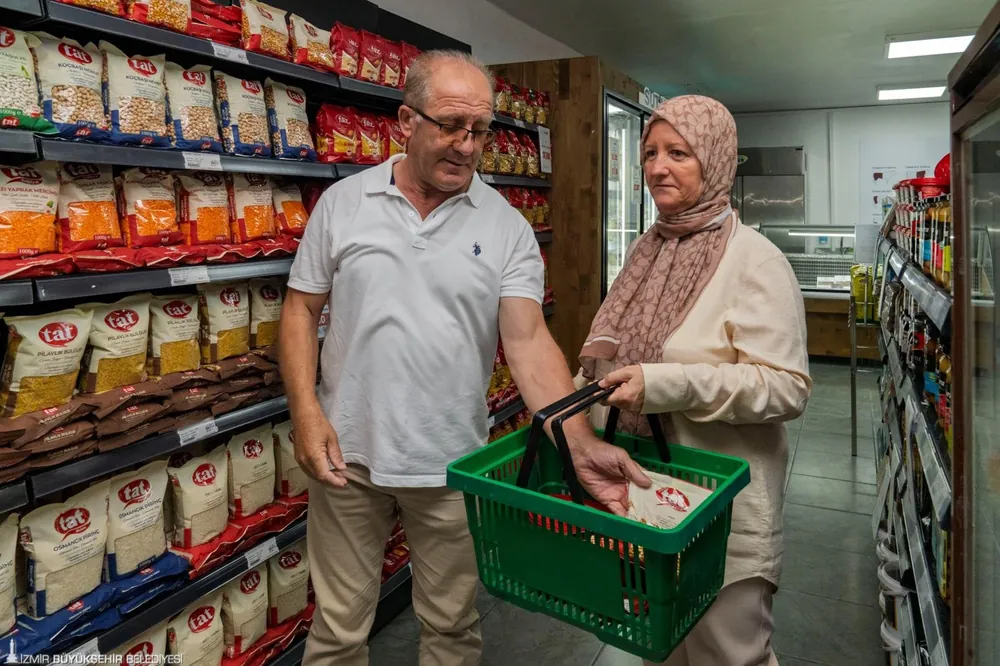 Gıda enflasyonundan canı yanan vatandaş, fiyatları aşağı doğru çeken İZMAR marketlerine ilgi gösteriyor
