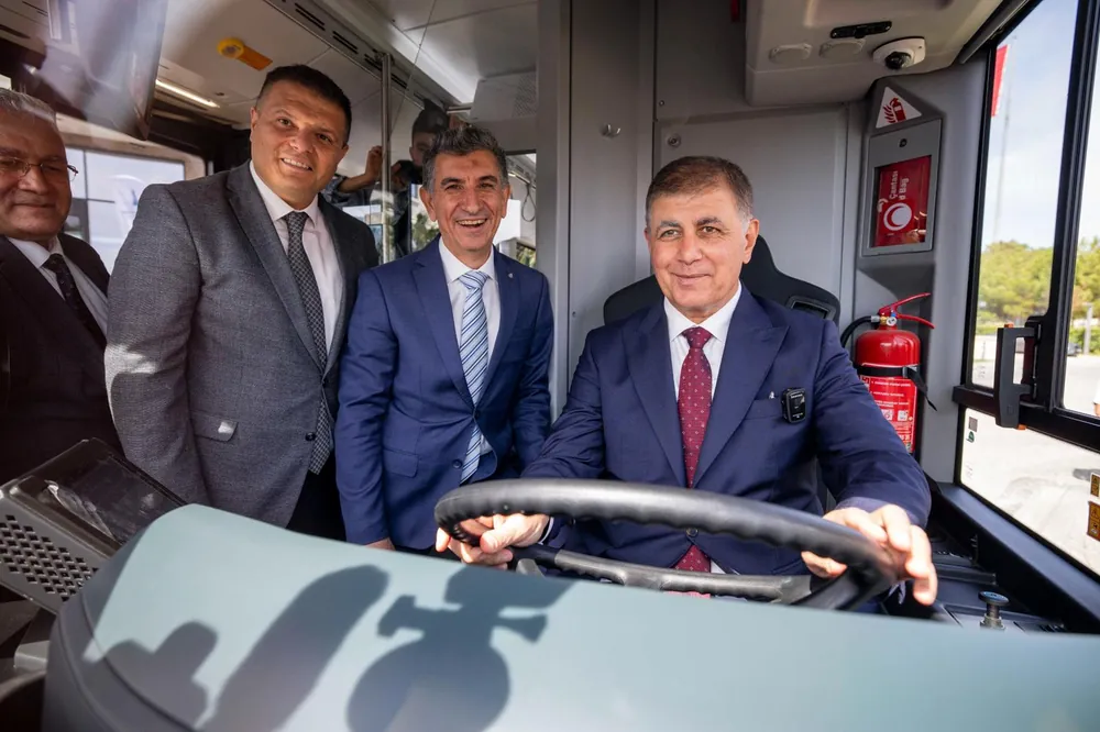 Törenin ardından İBB Başkanı Cemil Tugay, 935 numaralı hatta çalışacak otobüsün direksiyonuna geçti