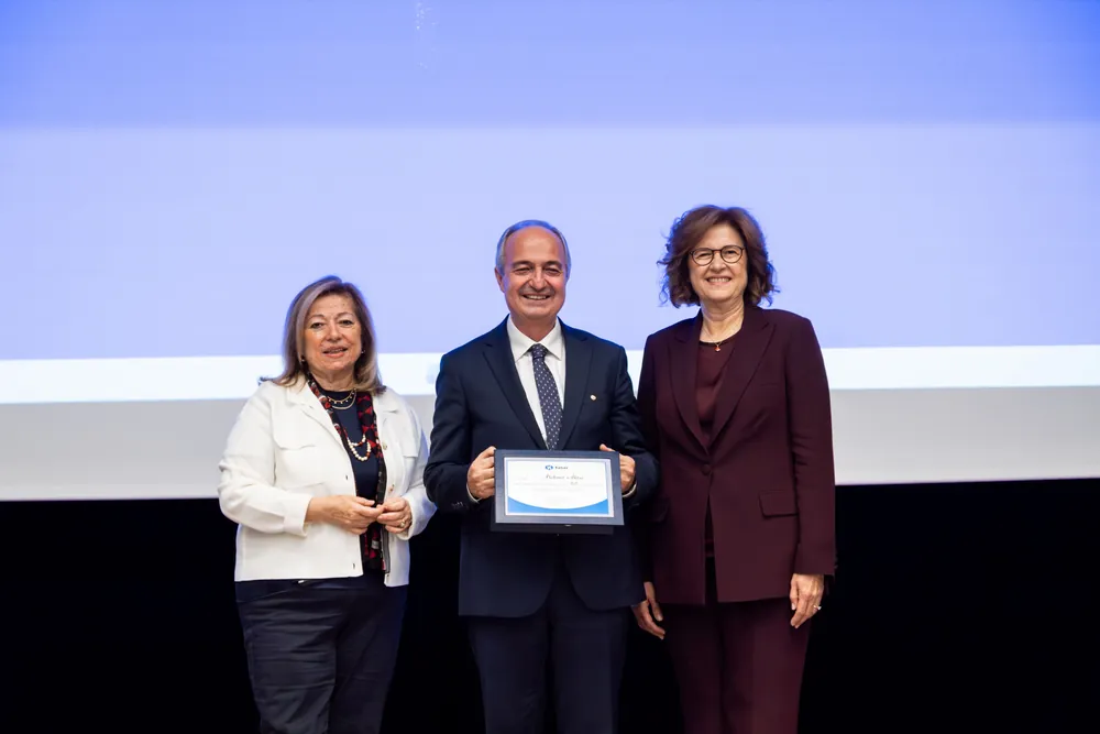 Yaşar Topluluğu’nda 30 kıdem yılını tamamlayan Yaşar Holding İcra Başkanı Mehmet Aktaş’a sertifikasını Yaşar Holding Yönetim Kurulu Başkanı Feyhan Yaşar ve Başkan Vekili İdil Yiğitbaşı takdim etti