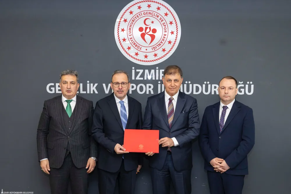 İmza buluşmasında İzmir Büyükşehir Belediye Başkanı Dr. Cemil Tugay, Türkiye Gençlik ve Spor eski Bakanı ve İzmir Milletvekili Mehmet Muharrem Kasapoğlu, İzmir Büyükşehir Belediyesi Gençlik ve Spor Hizmetleri Dairesi Başkanı Berkhan Alptekin ile Gençlik ve Spor İzmir İl Müdürü Murat Eskici yer aldı.