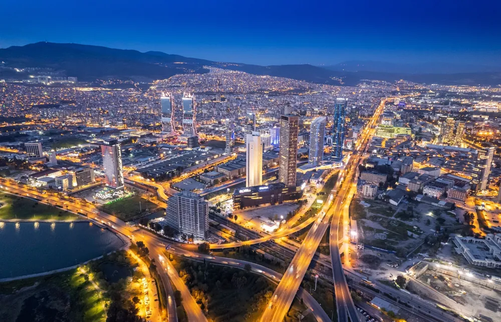 Gökdemir, sorunların olduğu yerde fırsatların olduğu sözünün İzmir için söylenebileceğini ifade etti