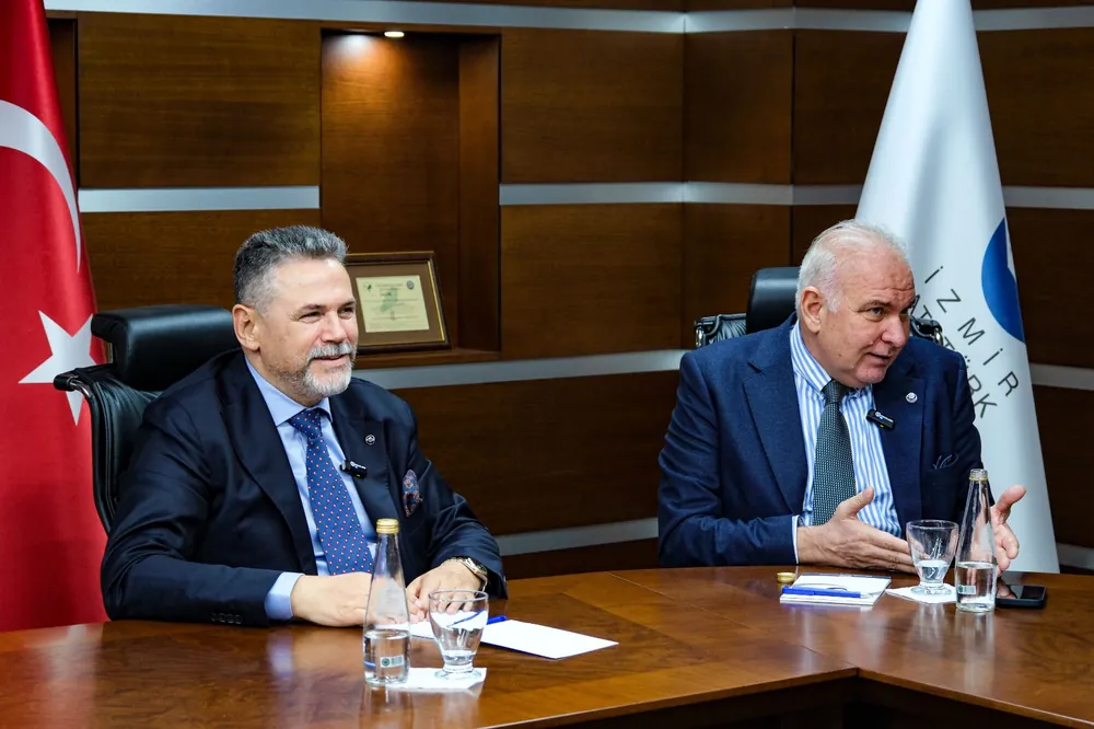 Mustafa Karabağlı ve Cenk Karace, deniz suyundan tatlı su üreterek bölgenin kendi su kaynağına kavuşacağına dikkat çektiler