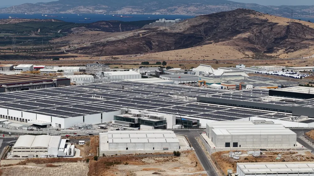 Aliağa Organize Sanayi Bölgesi'nde yeni arıtma tesisi, baraj, rüzgar türbini, kreş, elektrikli otobüs yatırımları süratle devam ediyor