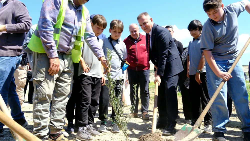 YK Enerji ev sahipliğinde düzenlenen törene katılan Muğla Valisi İdris Akbıyık, çocuklarla birlikte zeytin fidanı dikti.