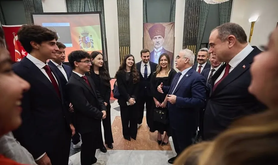 Çınar Başgül ve arkadaşları Türkiye'deki her bayramı ve anmayı binlerce kilometre öteye taşıyorlar