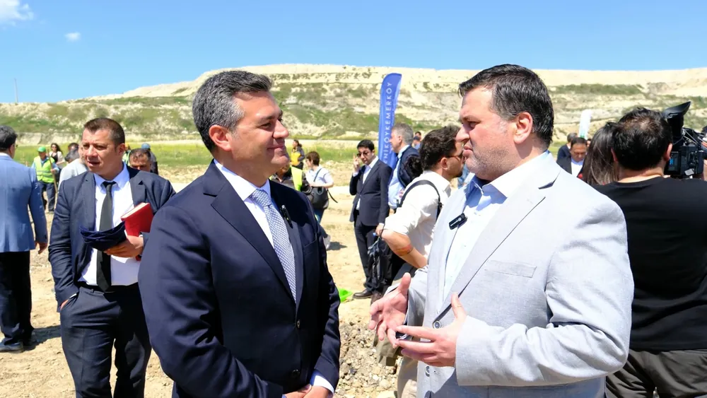 YK Enerji Genel Müdür Yardımcısı Burak Işık, Tek Referans İmtiyaz Sahibi gazeteci Erhan Gülenç'e yürüttükleri çevre hareketini anlattı.