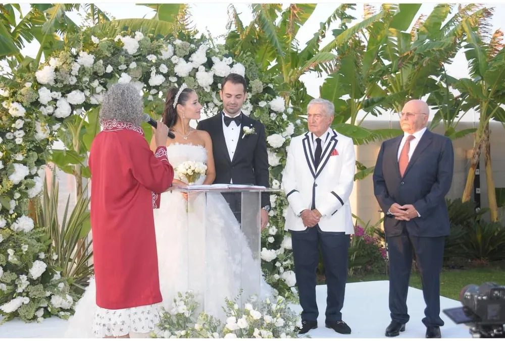 Genç çiftin nikah şahitliğini Rahmi Koç ve Lucien Arkas yaptı