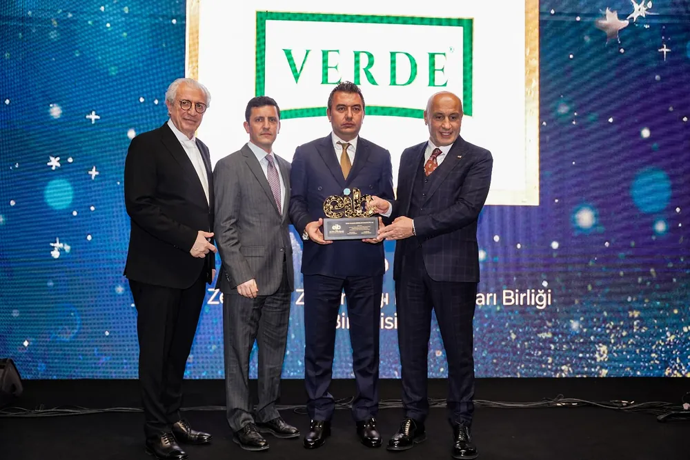 5 yıldır üst üste ihracat şampiyonu olan Verde Yağ Yönetim Kurulu Başkanı Murat Türkal'a, plaketini TİM Başkanı Mustafa Gültepe, EİB Koordinatör Başkanı Jak Eskinazi ve Ege Zeytin ve Zeytinyağı İhracatçıları Birliği Başkanı Emre Uygun vermişti