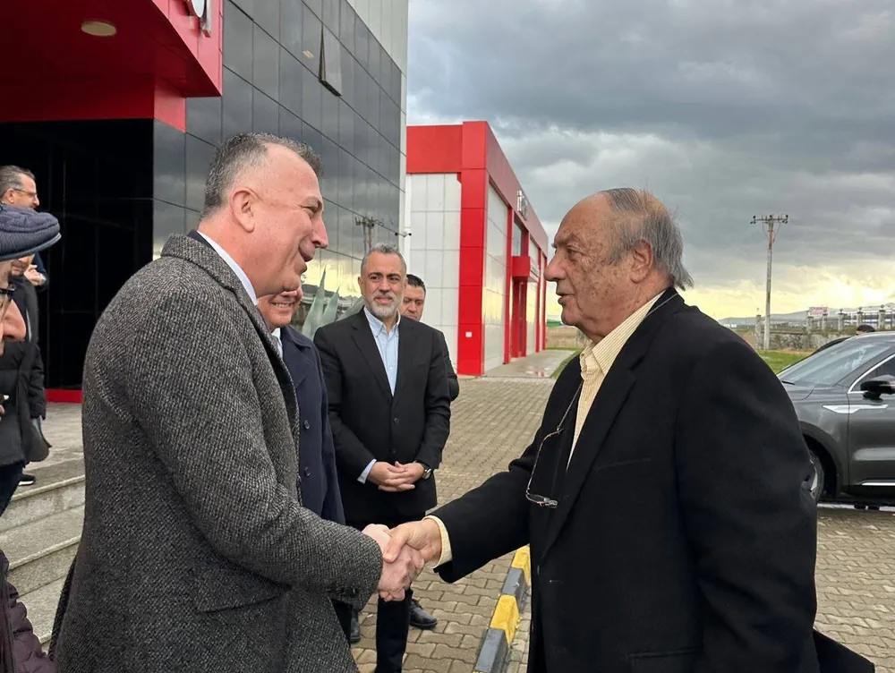 Anadolu Grubu Eski Başkanı Tuncay Özilhan, Tariş Rakı Fabrikası'nı ziyaret ederek, Üzüm Birliği Başkanı Ferhat Şen ile bir araya gelmişti