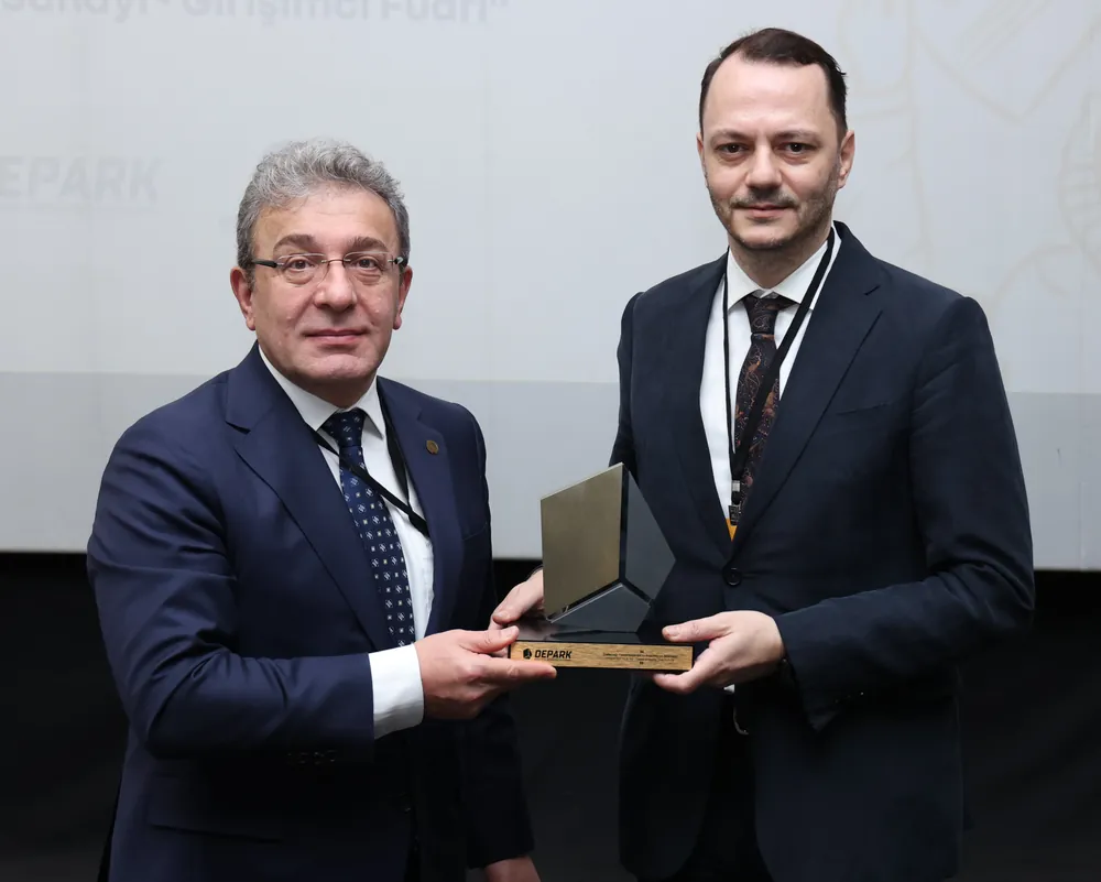 Dokuz Eylül Üniversitesi Rektörü Prof. Dr. Bayram Yılmaz, EBSO Yönetim Kurulu Üyesi Arda Yüksel'e plaket verdi