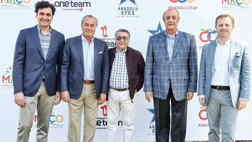 Cemal Özgörkey (soldan ikinci), Tuncay Özilhan (soldan dördüncü) ve Anadolu Grubu'nun ortakları ile beraber