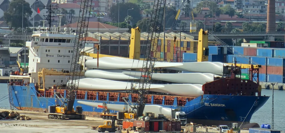 İzmir'de üretilen rüzgar türbin kanadı, İzmir Alsancak Limanı'ndan ihraç ediliyor