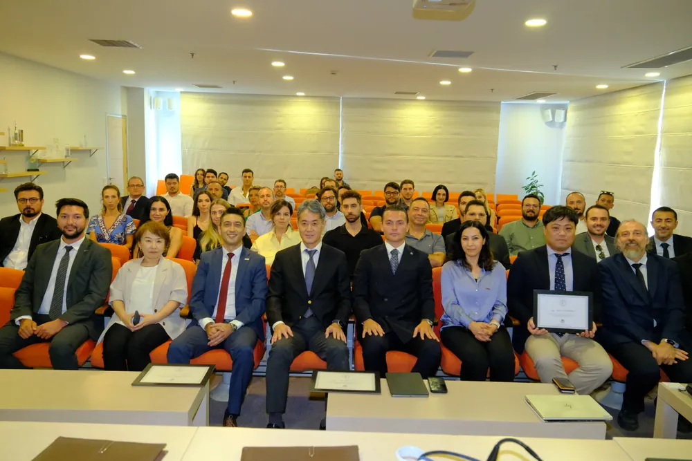 EGİAD Dernek Merkezi'ndeki toplantıda üyeler ve Japon konuklar ortak çalışmaları konuştu