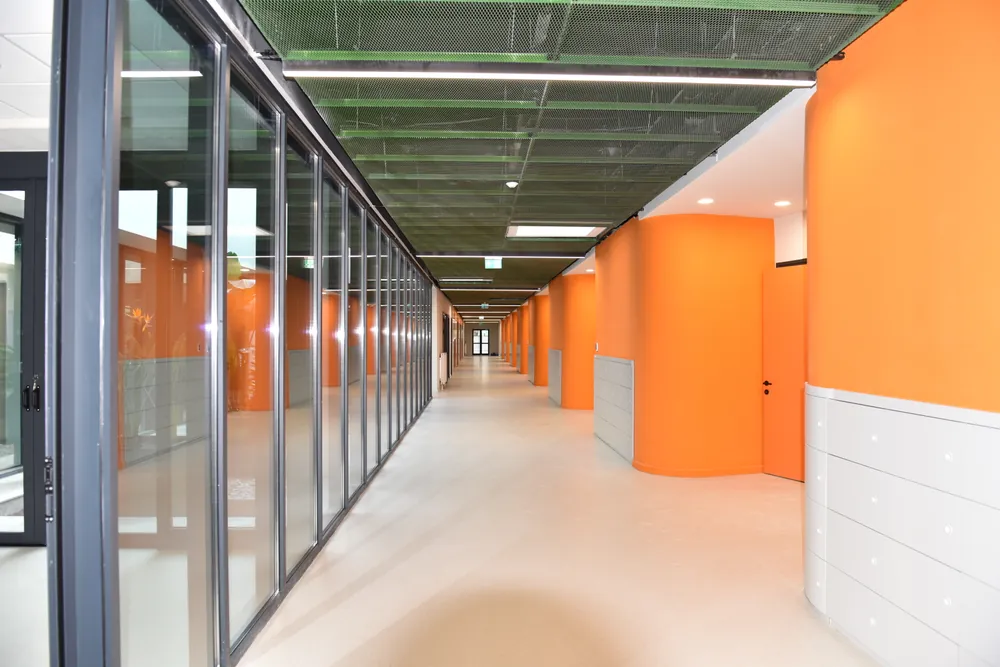 Yakında eğitime başlayacak okul geniş koridorları ve ferah ortamı ile dikkat çekiyor