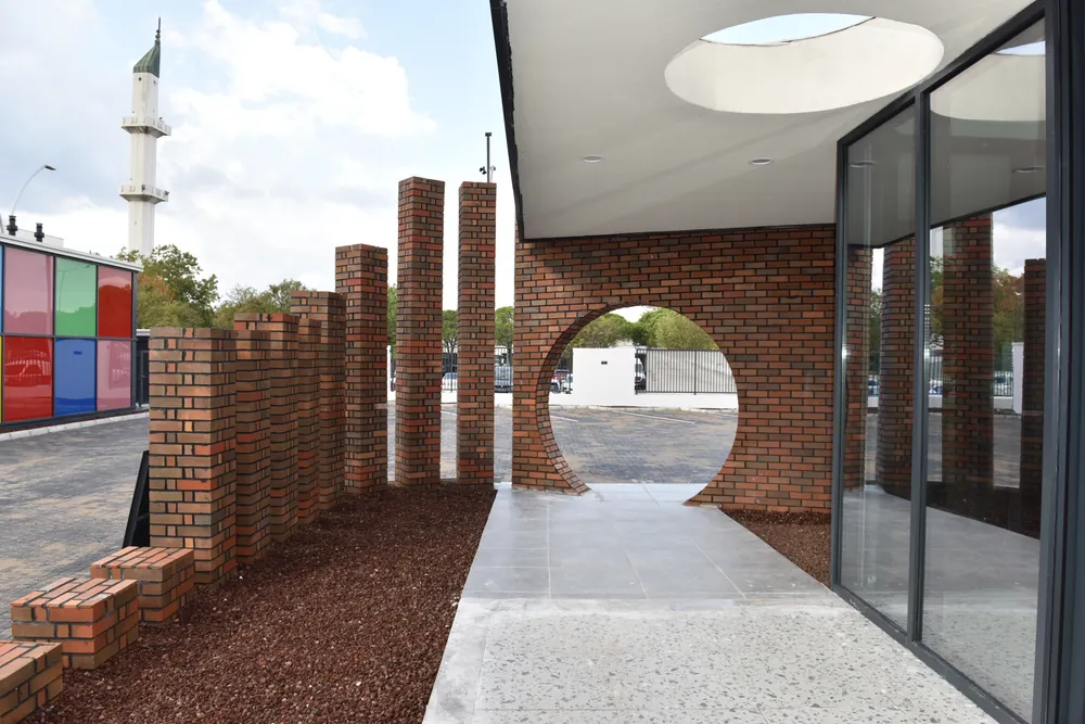 Bölge müdürlüğünün hemen arkasında yer alan anaokulu, çocukların oynayacağı geniş bir bahçeye sahip