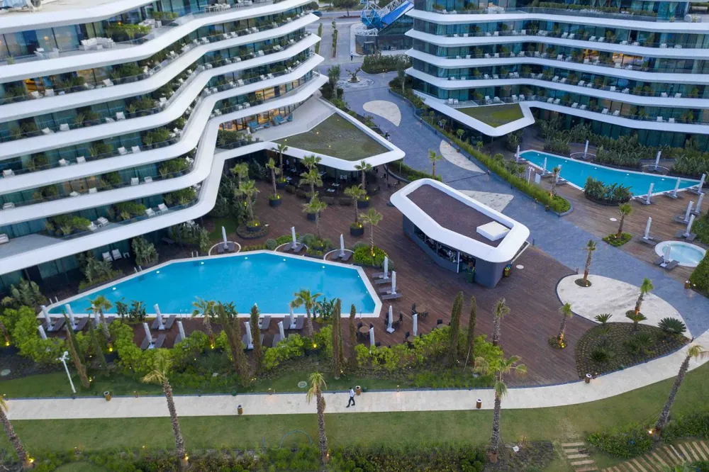 Çeşme'de son yıllarda çok sayıda otel imarı almış tesis, rezidansa dönüştürülerek satışa çıkarıldı
