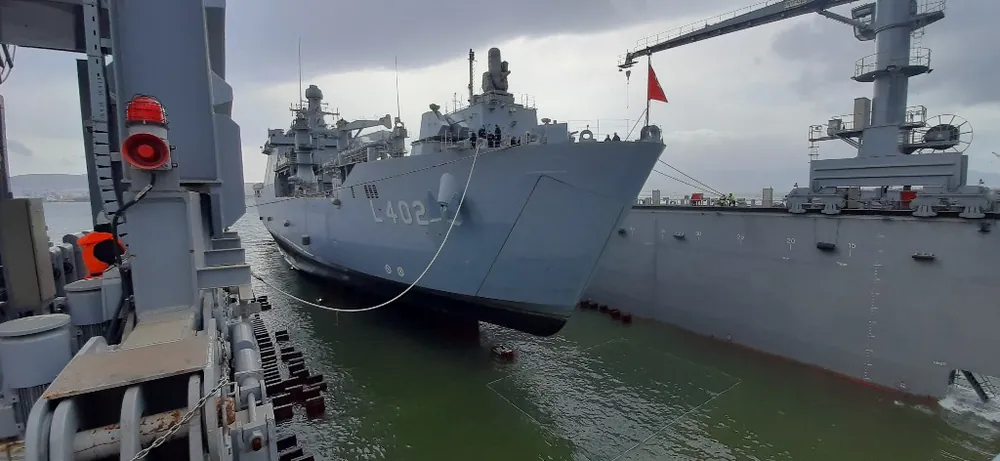 Tersanede askeri gemilerin yanı sıra sivil gemilere de bakım onarım hizmeti verilmeye başlandı