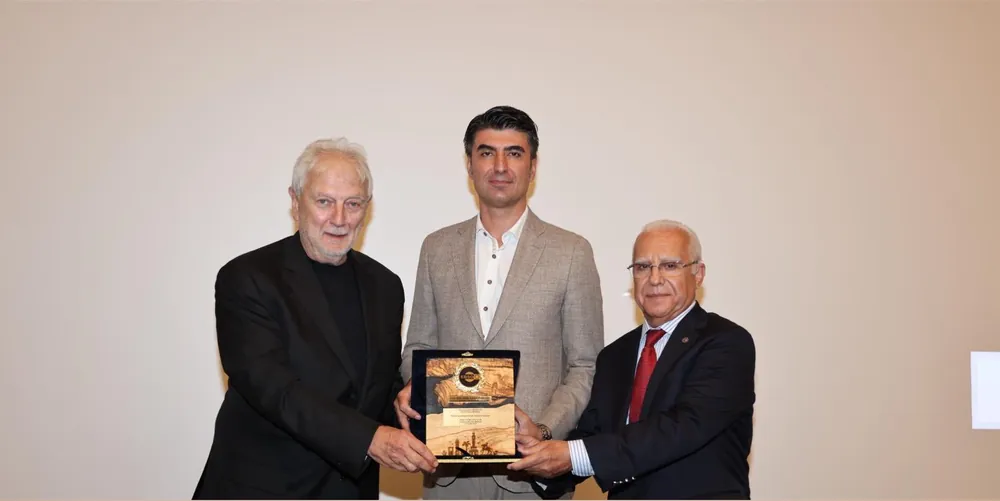 Yönetim Kurulu Başkanı Ender Yorgancılar ve Meclis Başkanı İbrahim Gökçüoğlu, İZSU Genel Müdürü Gürkan Erdoğan'a plaket takdim etti