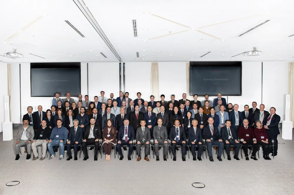 NACHI'nin patronu Hiroo Honma ev sahipliğinde düzenlenen toplantıda distribitörlerden oluşan aile fotoğrafı da çekildi. Bilal Saygılı'nın, fotoğraf çekiminde Hiroo Honma ile yanyana oturması dikkat çekti.