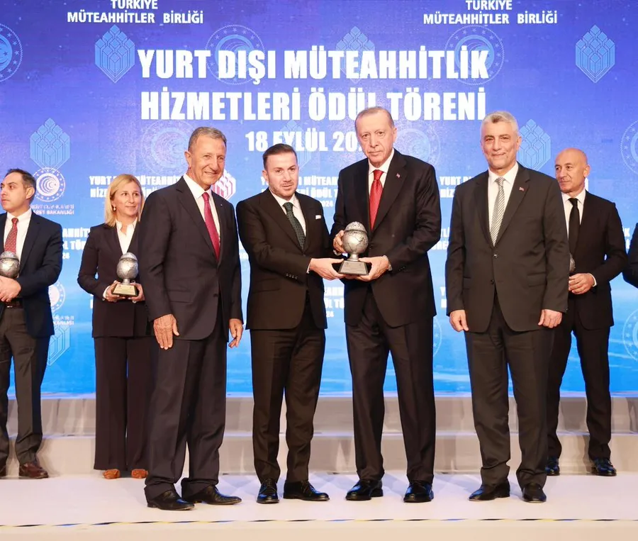 Türkiye Müteahhitler Birliği tarafından verilen “Yurtdışı Müteahhitlik Hizmetleri Başarı Ödülü”ne layık görülen Kuzu Grup adına ödülü Yönetim Kurulu Başkanı Özen Kuzu Cumhurbaşkanı Recep Tayyip Erdoğan’ın elinden almıştı