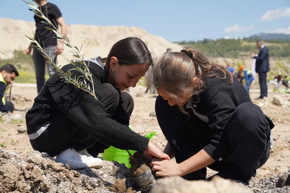 23 Nisan Ulusal Egemenlik ve Çocuk Bayramı öncesinde düzenlenen etkinlikte, Ankara Üniversitesi Ziraat Fakültesi ve ilköğretim öğrencileri fidanları elleriyle dikti.