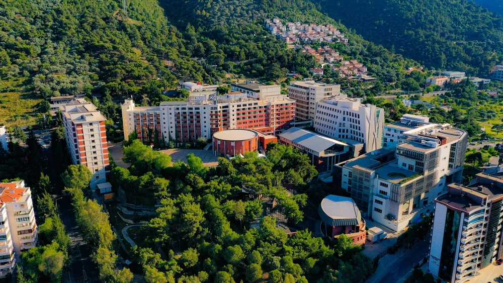 İzmir Ekonomi Üniversitesi'nde yakalanan doluluk oranını, İzmir Ticaret Odası Meclis Üyeleri büyük memnuniyetle karşıladı