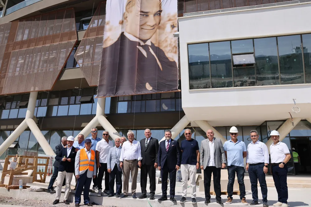 İzmir Atatürk Organize Sanayi Bölgesi'ndeki imza törenine, EBSO ve İAOSB yöneticileri katıldı