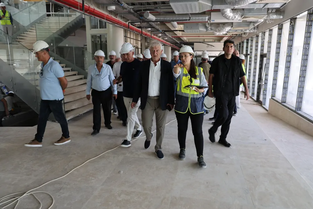 Sanayiciler imza töreninden önce yapımı devam eden hizmet binasının şantiye alanını gezdi