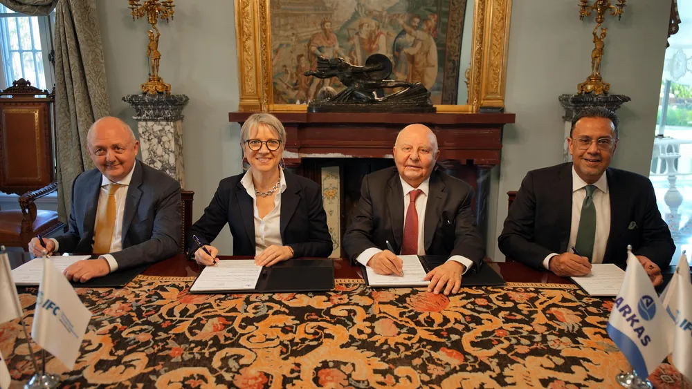 Dev kredi paketi, Yönetim Kurulu Başkanı Lucien Arkas ve  IFC Bölge Direktörü Laura Vecvagare'in katıldığı toplantıda imzalandı