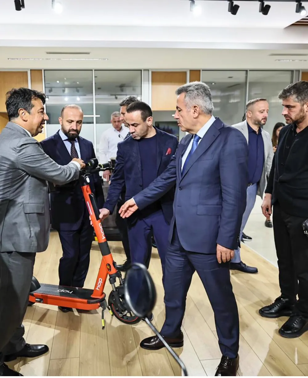 Mesut Sancak, konuklarına ürettikleri yüksek teknoloji ürünler hakkında bilgi verdi
