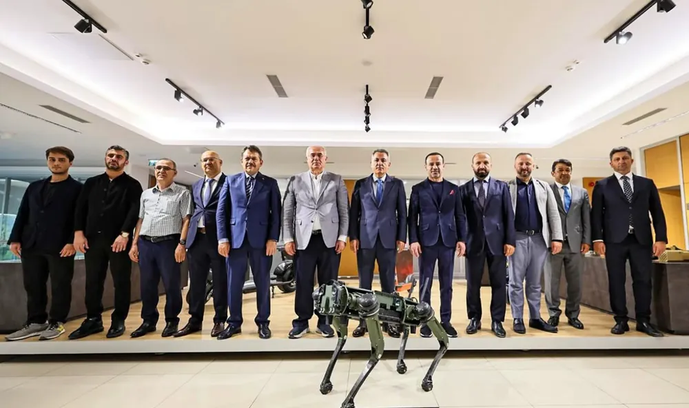 İzmir Adli Erkanı ve İzmir Valisi'nin de olduğu heyet, fabrikayı gezerek bilgi aldı