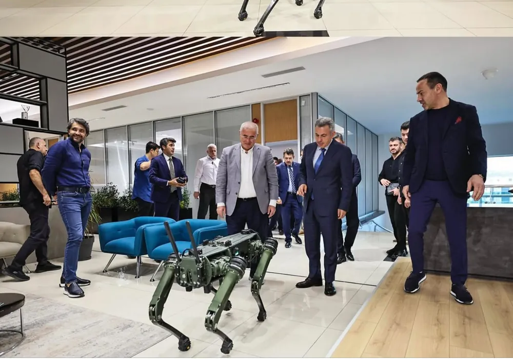 Ziyaretçiler Volt Teknoloji fabrikasında robotik teknolojileri yakından inceledi