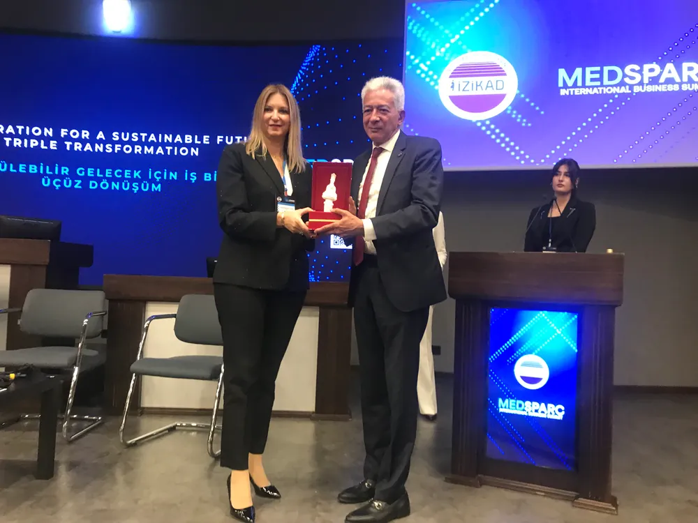 İZİKAD Başkanı Özden Erten, Dr. Ezz'e plaket takdim eti