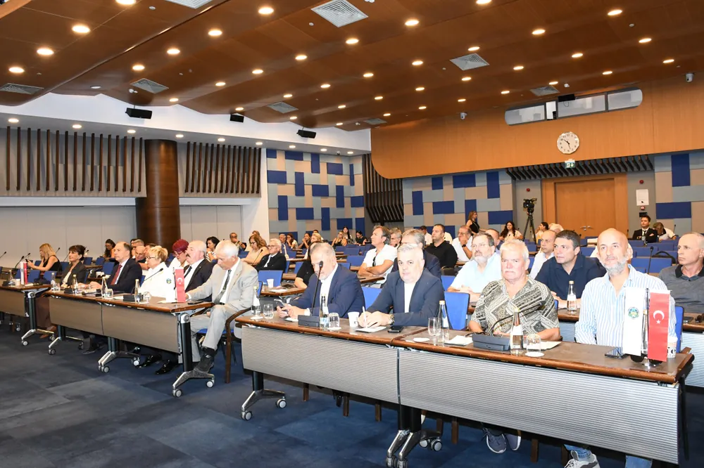 İzmir Ticaret Borsası'nda bir araya gelen tarım kesiminin temsilcileri 2025 sezonundan endişeli