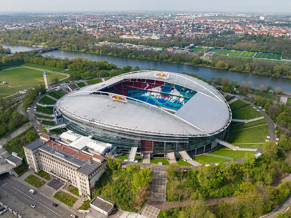 RB Leipzig'in maçlarını oynadığı Red Bull Arena, Almanya'nın doğusundaki en büyük stadyumlardan biri